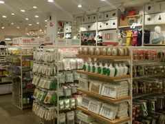 -名创优品(北京新中关购物中心地铁层店)