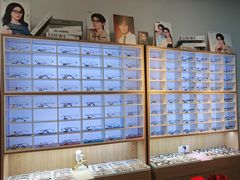-天空之镜眼镜店蔡司依视路配镜授权零售店(望京颐堤港店)