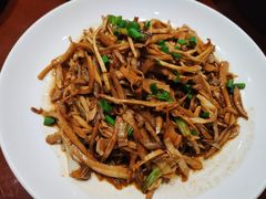 松板肉煸茶树菇-西陵饭店