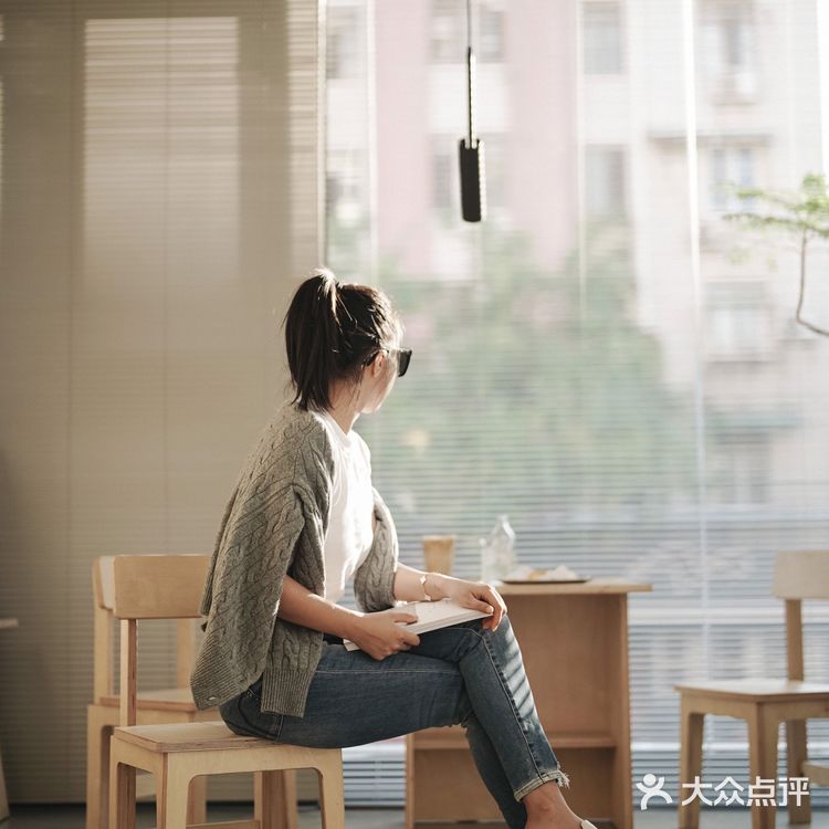 最近芜湖的天气简直不要太好，找了一间咖啡店晒太阳