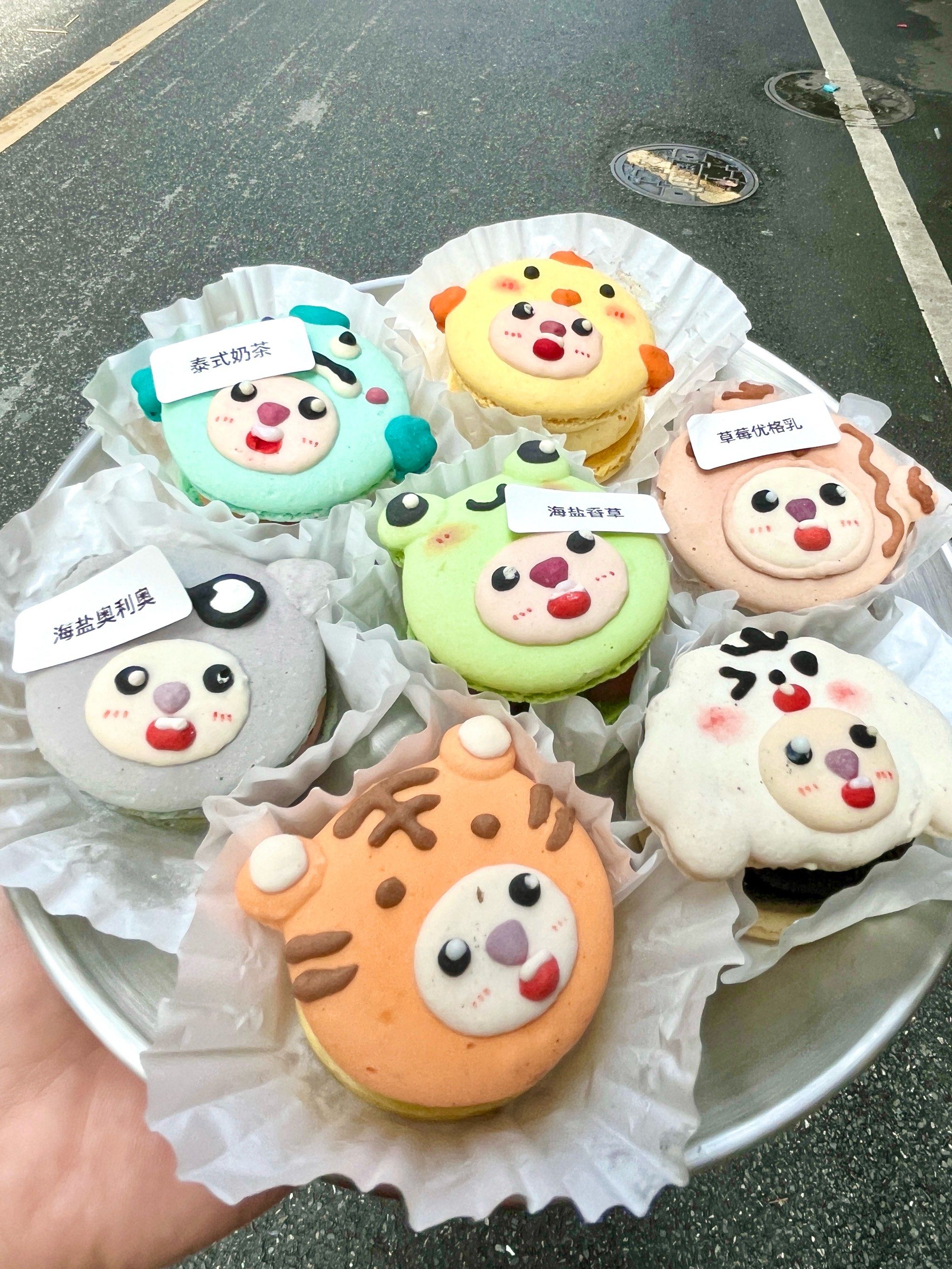 图案刻画在马卡龙上
真的可以带每一个前任来这里试试这么可爱的