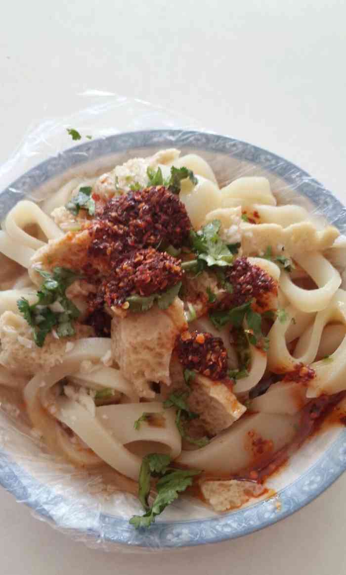 茶水房酿皮总店-"最好吃的凉皮 肉夹馍也很好吃 辣辣的肉肠.