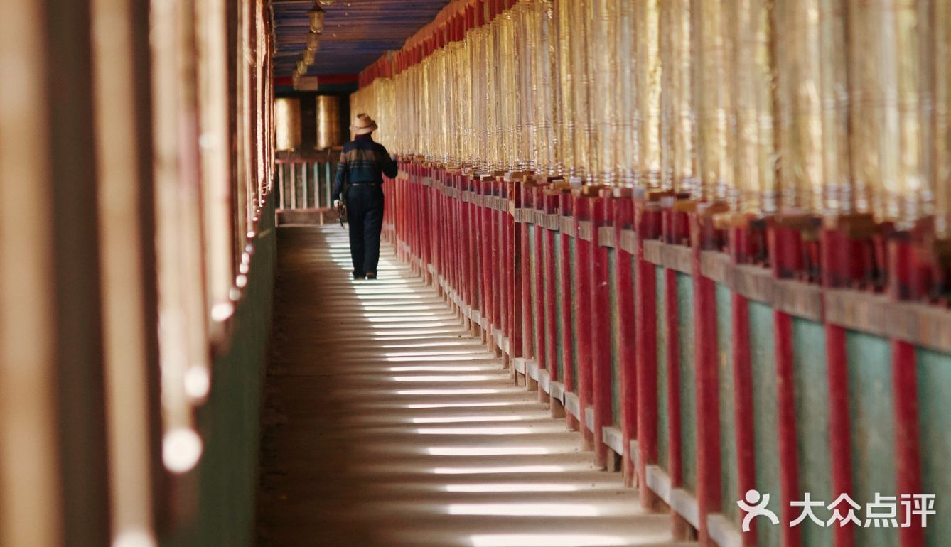 一座高大华丽建筑的寺庙