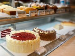 柜子里玲琅满目的蛋糕-Peet's 皮爷咖啡(东湖路手作店)