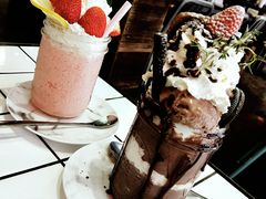 草莓优格奶昔-MIKAKU(万达广场上海宝山店)