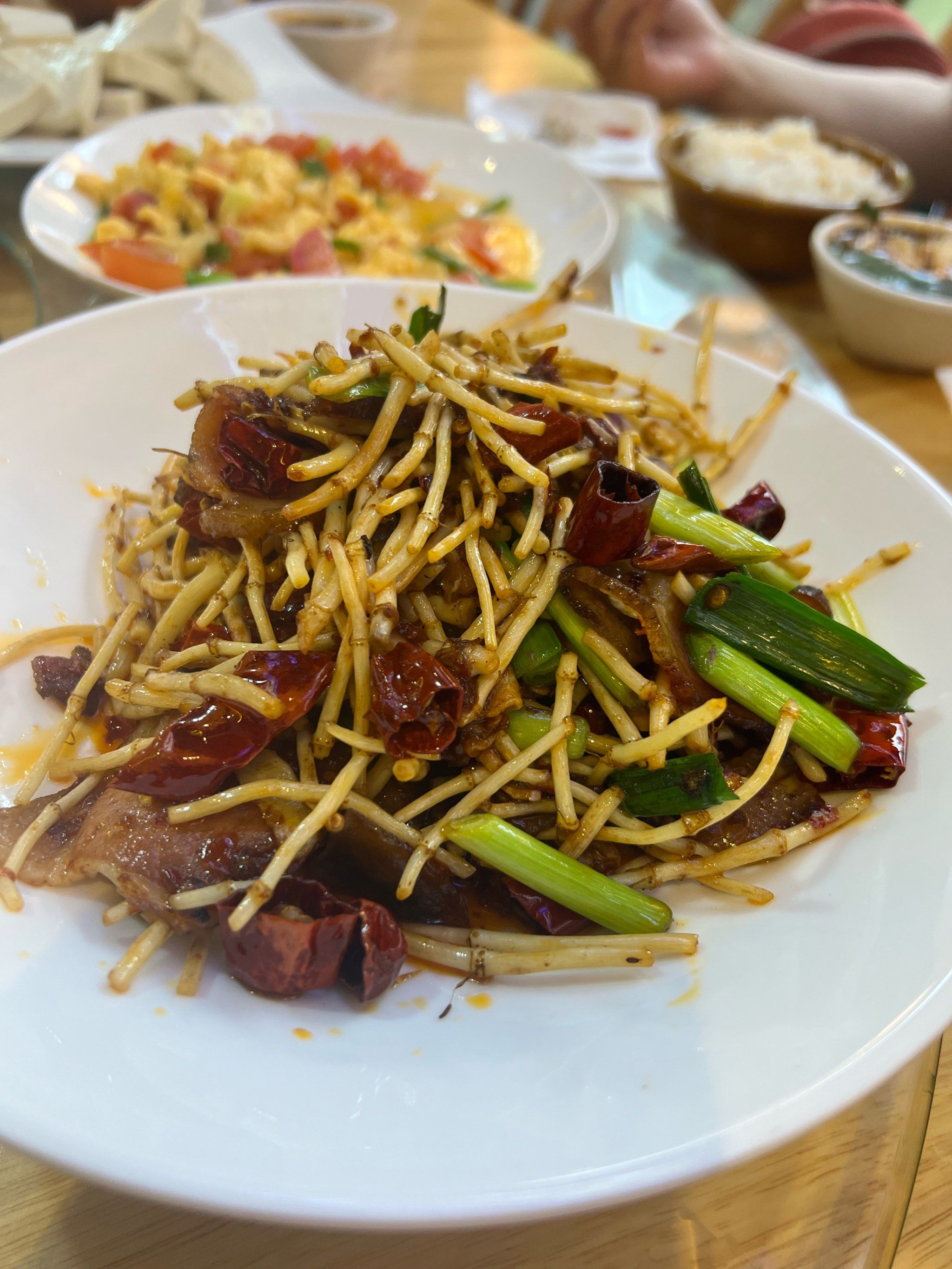 腊肉味道很正宗,鱼腥草也超级好吃!