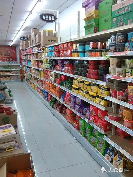 金源超市(右安门店)方便面货架图片