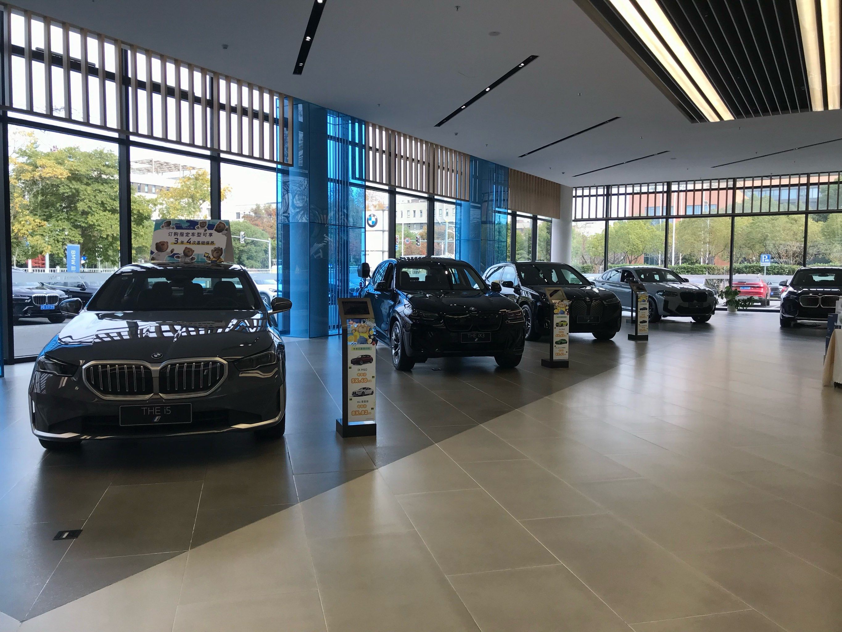 上海宝麟bmw·mini领创旗舰4s店作为宝马和mini品牌的授权经销商,整体