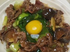 窝蛋牛肉饭-港式金翠茶餐厅