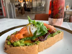 暖蔬牛油果露脸三明治-The Rug Cafe(王府中环店)