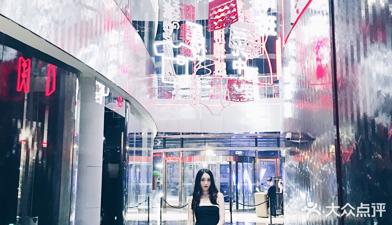 夜晚霓虹幻彩般的W酒店