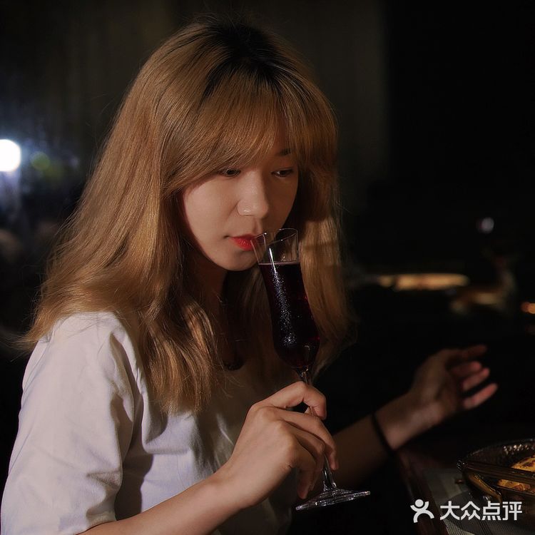 带室外草坪的西餐厅真的好适合约会拍照