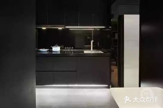 每日分享现代奢华风，厨房竟是粉色的，再加个小吧台，太有情调了