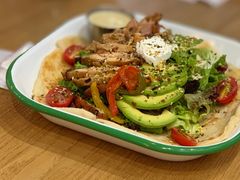 照烧鸡肉配牛油果拉法沙拉-HELLO 27 意面·沙拉·帕尼尼