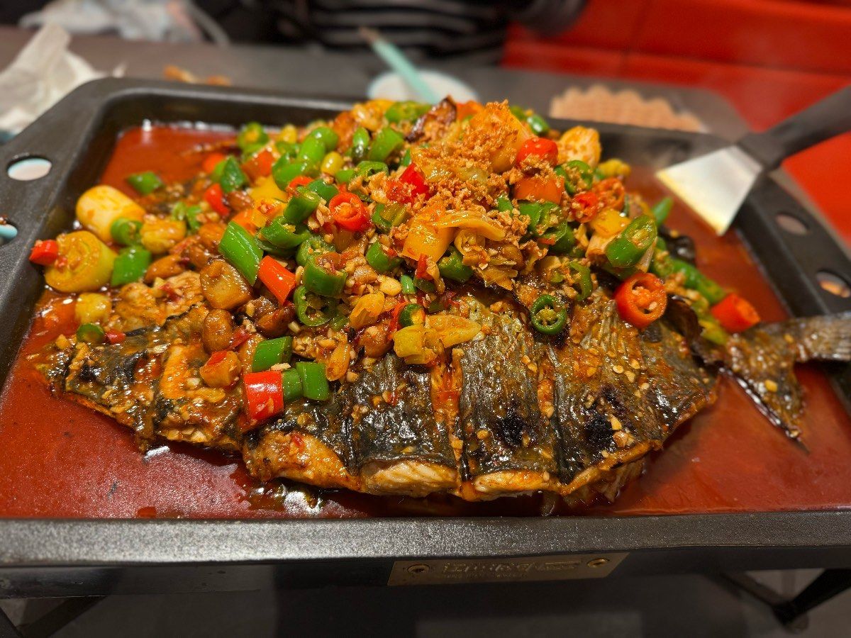 突发！就在刚刚泰州凤城世界对面一饭馆疑似发生爆破现场一片狼藉轿车也惨遭殃及池鱼……