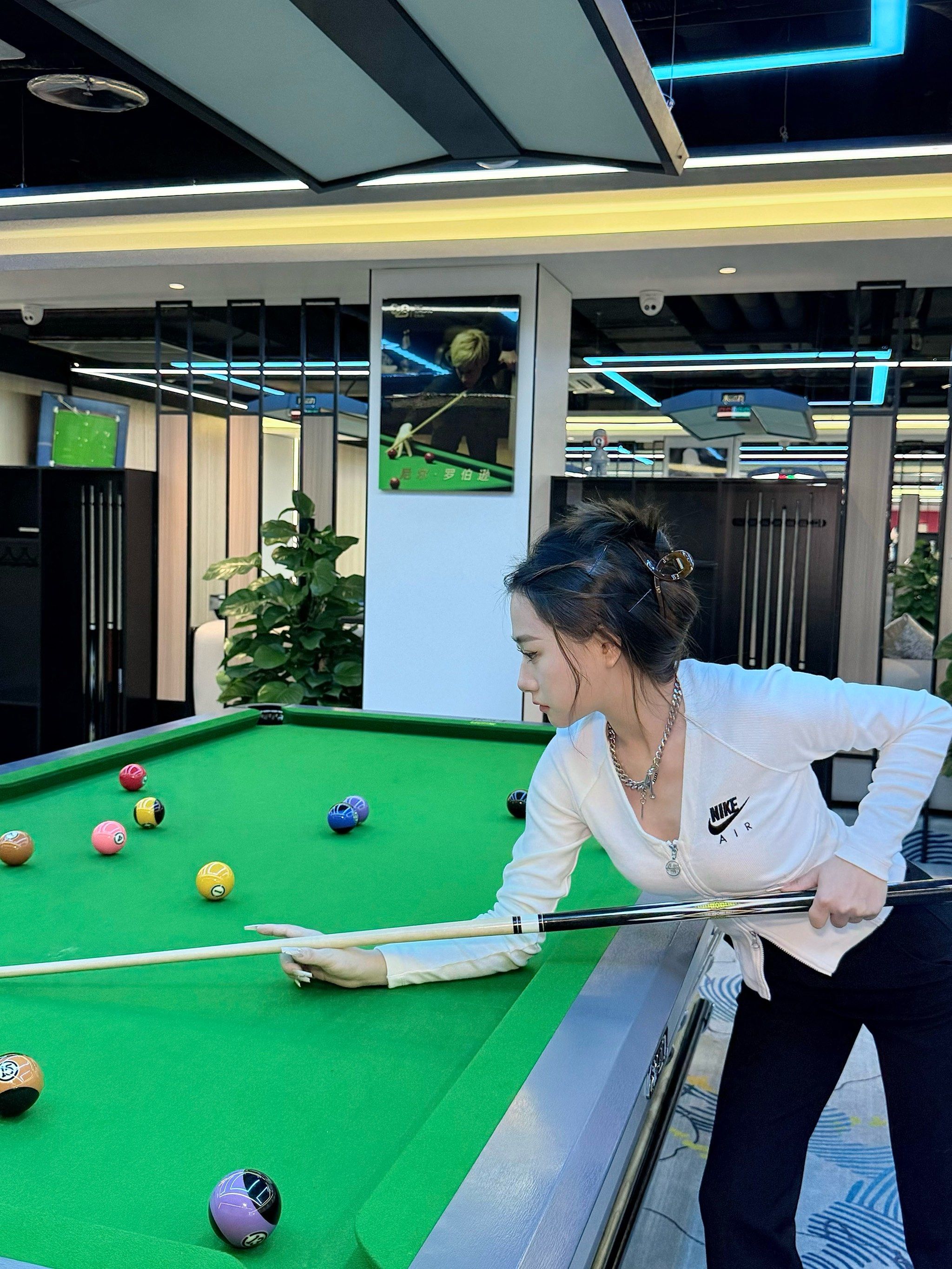 这里还有美女助教 会打台球的教练真的好迷人
环境超大 干