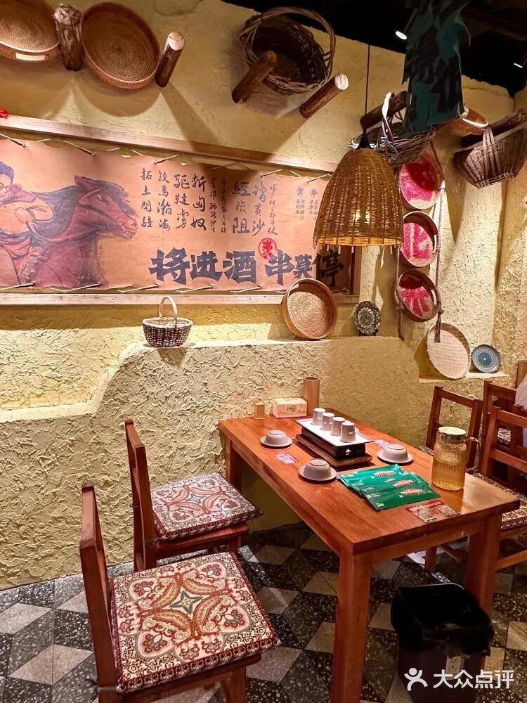 西安排队王空降成都，首家用烤馕坑做烤鱼🤩