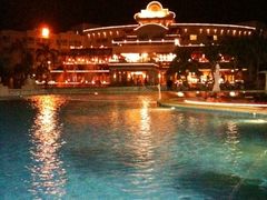 夜晚的户外泳池-三亚亚龙湾凯莱仙人掌度假酒店