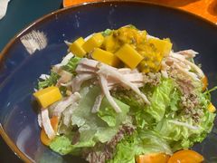 藜麦烟熏鸡胸沙拉配百香果油醋汁-鼎鼎西餐厅