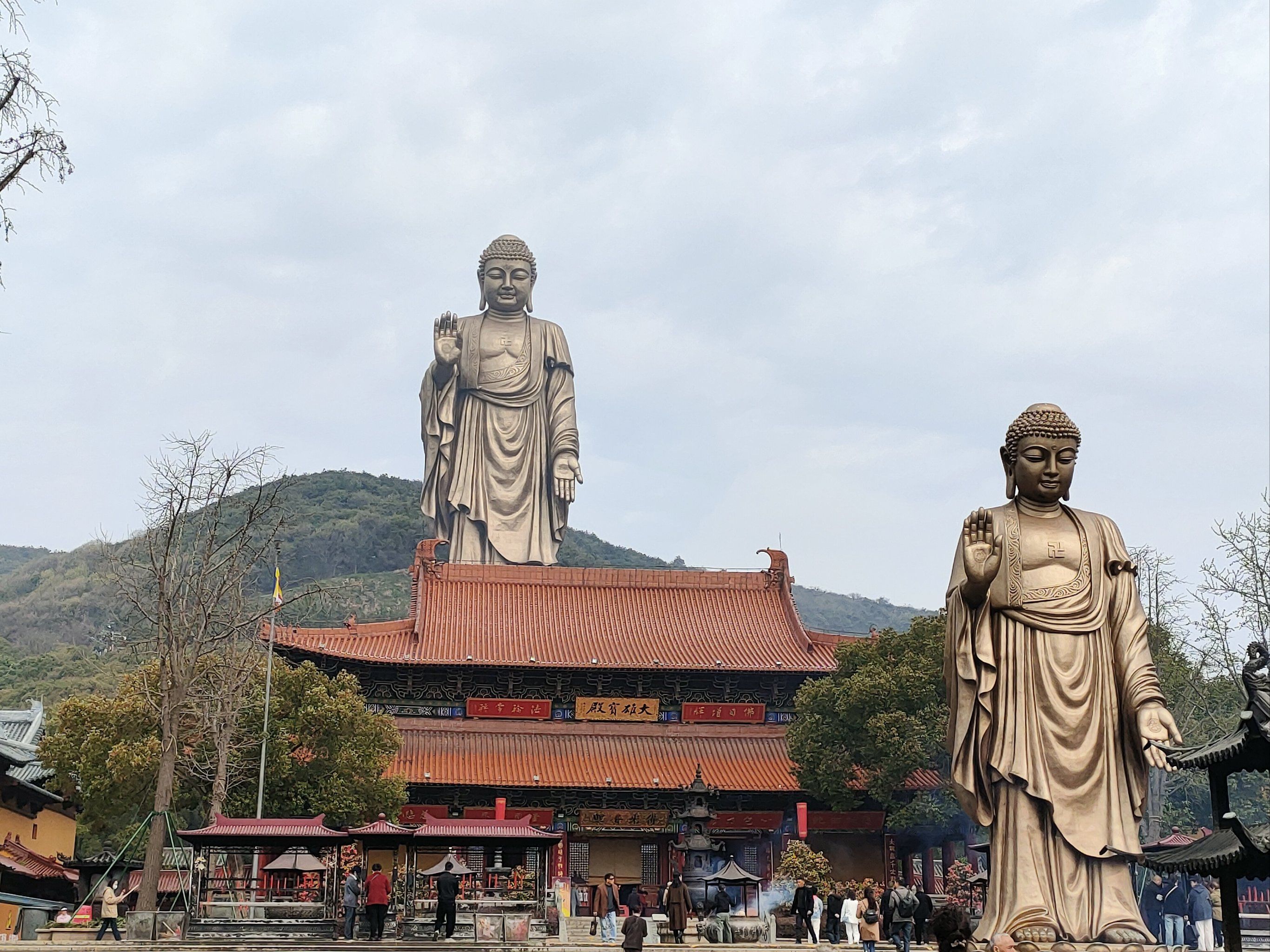 无锡灵山大佛景区里的祥符禅寺始建于唐代,寺内有"江南第一钟"