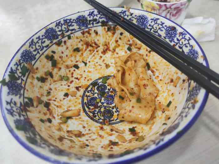 西安特色面馆(汉中门大街店)-"喜欢他们家的面条,比较有特色,饿了吃了