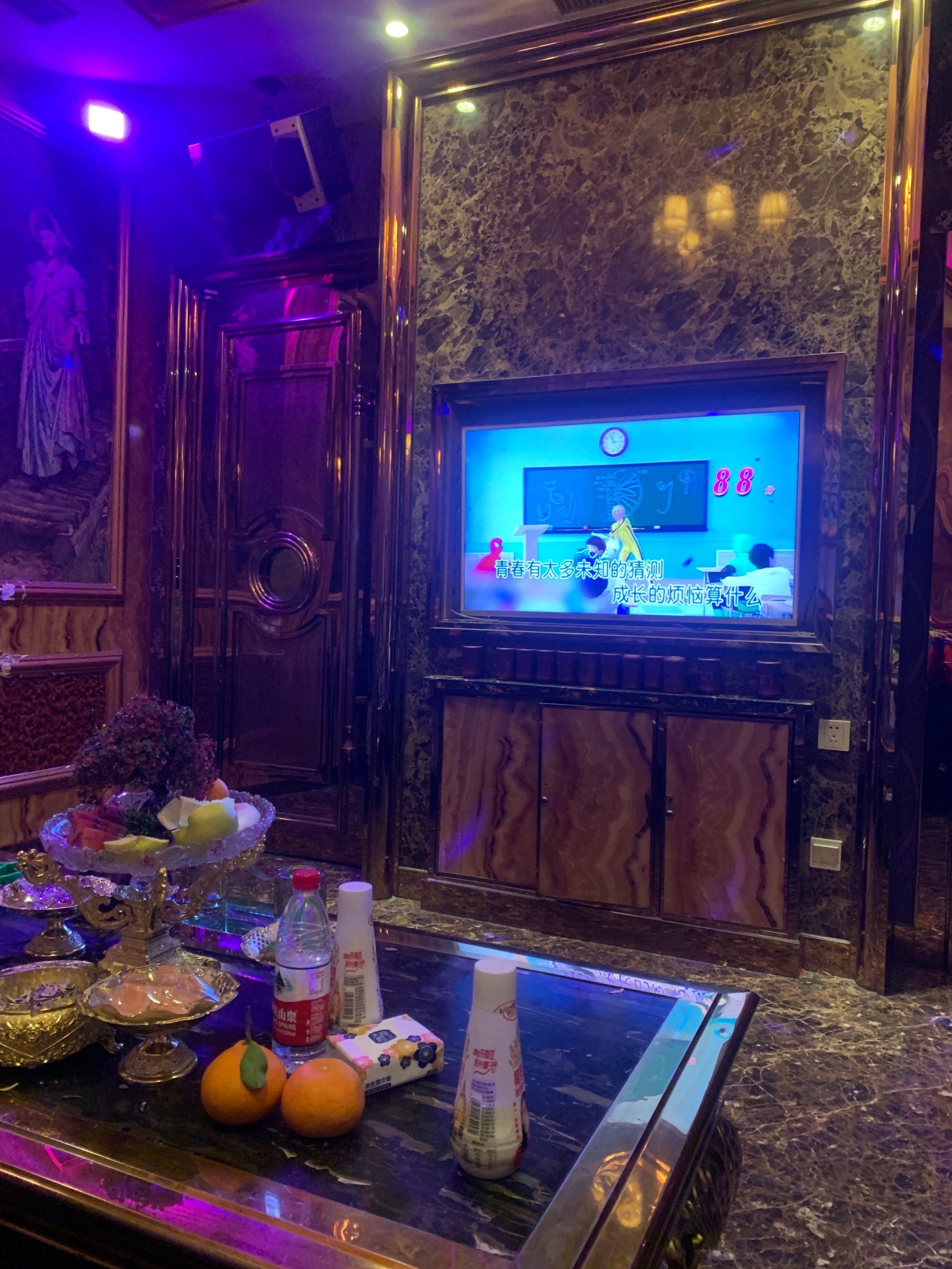 0元玩转这座城#ktv打卡 
鞍山唱歌还是挺贵的,还有最低消费～
