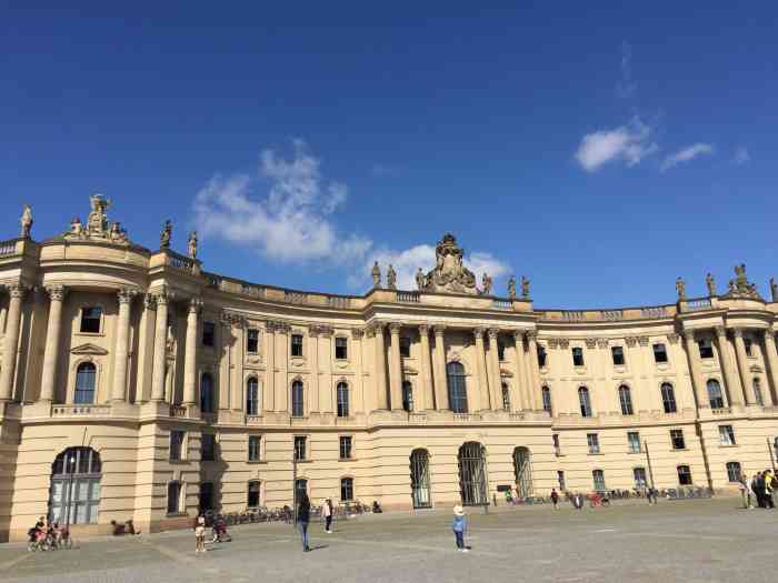 倍倍尔广场-"位於柏林圣黑德维希主教座堂对面,一个大型.