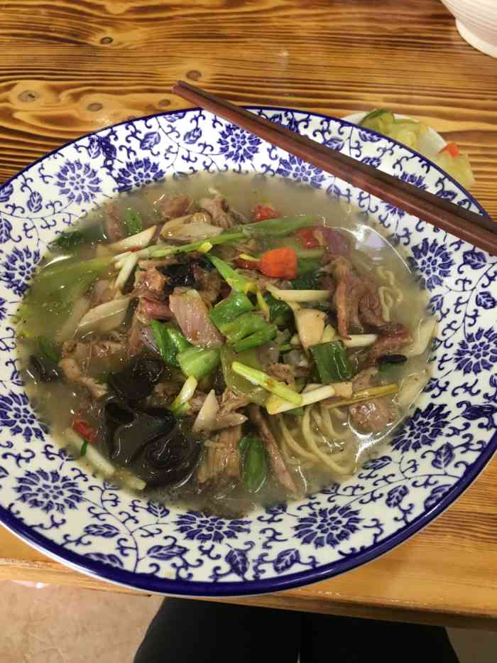 打分    /人 点了拆骨面,面条应该是店家自己做的,对我来说有点硬.