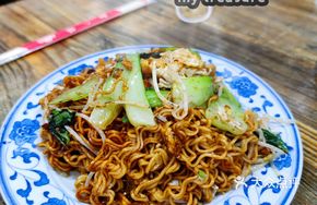 Egg Bean Sprout and Greens Stir-Fried Noodles