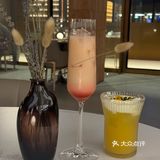 与外滩东方明珠隔江相望。环境简约大气