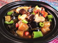 姬松茸茄子煲-又见炊烟．纳西小院云南菜