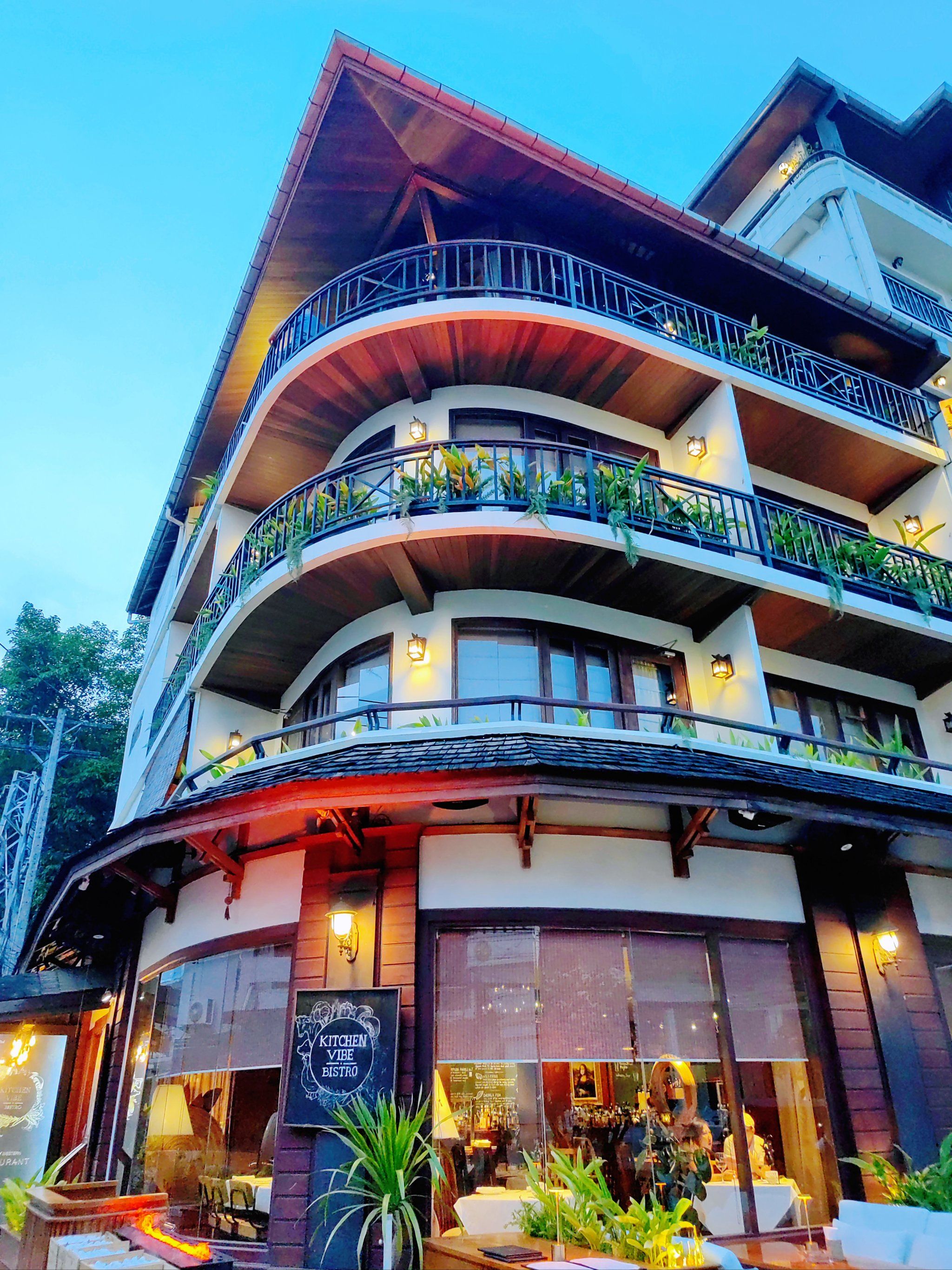 湄公河畔的酒吧街和夜市,是万象最热闹的夜场.