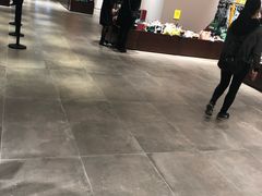 -URBAN REVIVO(高德置地广场·春广场店)