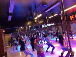 上海轩依钢管舞学校(长寿路总校)-轩依钢管舞