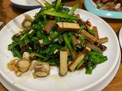 扇贝肉炒韭菜豆干-四合院海鲜小厨(旱西关店)