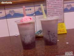 左：鲜奶红豆西米雪糕杯-百花传统甜品店(原址店)