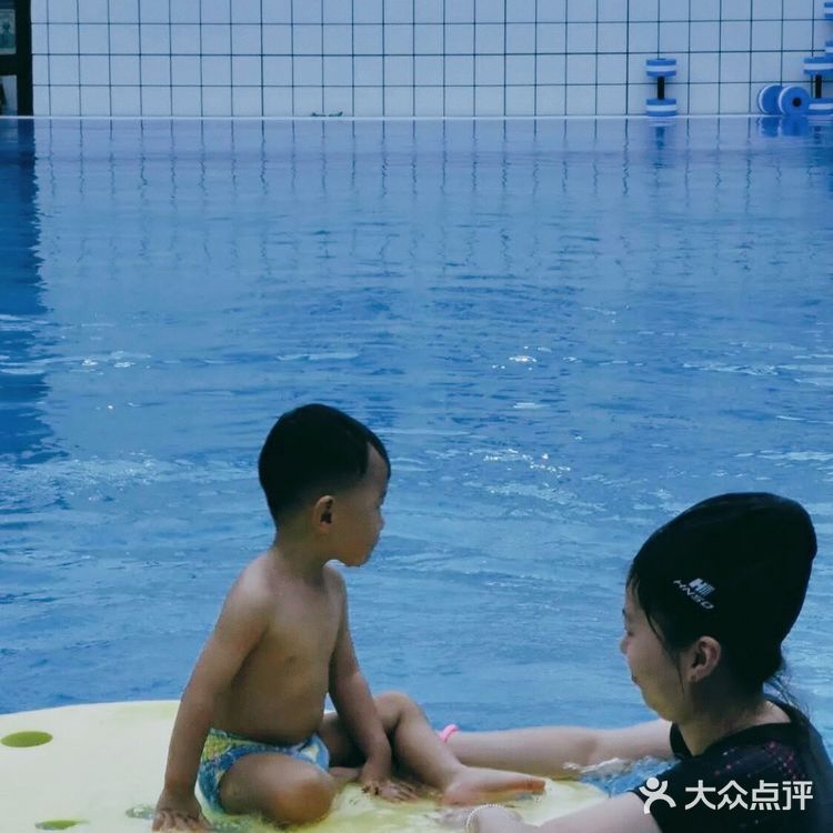 人气超火的游泳馆[礼花]