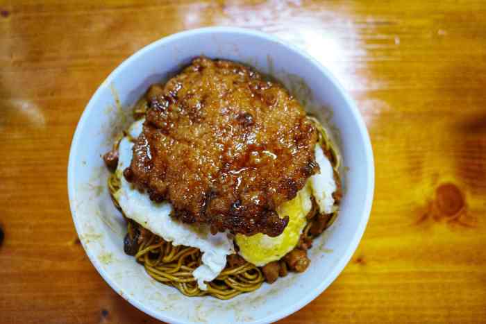 老板很客气此店干净卫生食品新鲜,味道很棒,价钱实惠好吃不贵.