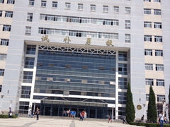 8号教学楼，北边是校车点，南面图书馆-西北农林科技大学(北校区)
