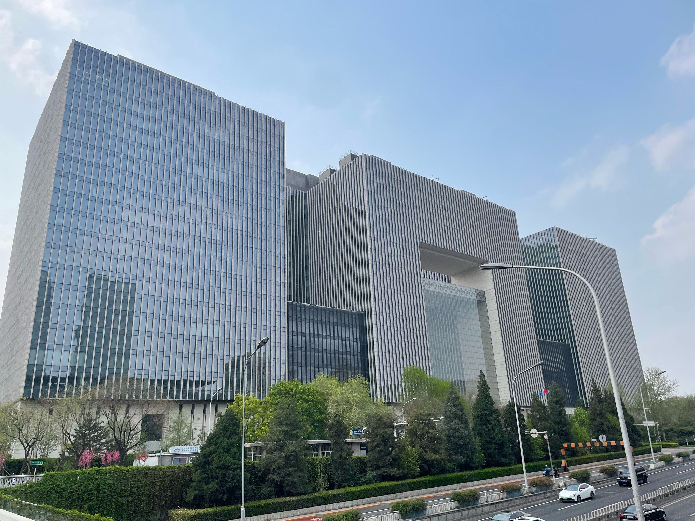 0元玩转这座城打卡中石油总部大楼,联排高层建筑,三栋大楼呈现排山倒