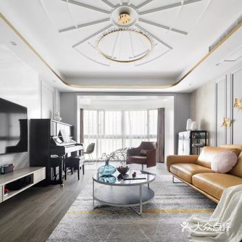 以白色为基调，顶上简化的石膏线造型， 搭配金色线条走