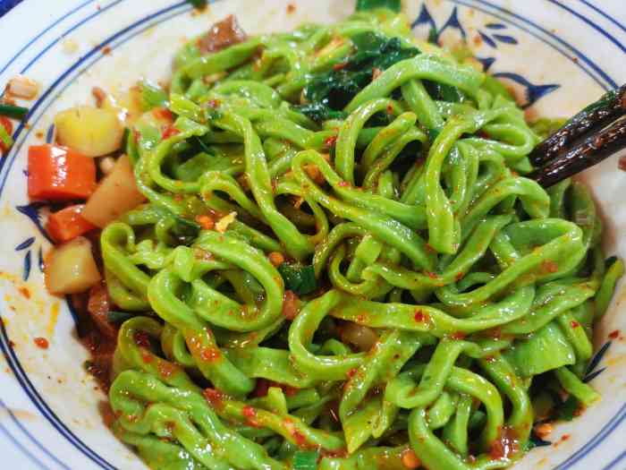 秦宝手擀菠菜面(五路口店)-"中午饭点不论天晴阴天都能看到东五路口这