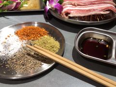 -围炉肉舍•炭烤活鳗•丹东海鲜烤肉(步行街店)