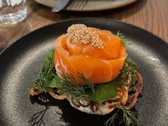 烟熏三文鱼配烤饺子皮和芥末籽酱-BOR Eatery(安福路店)