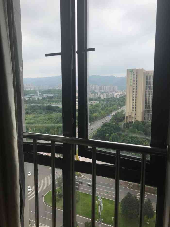 打分 来重庆玩的第一天,住在这家汉庭,窗外就是重庆大学.