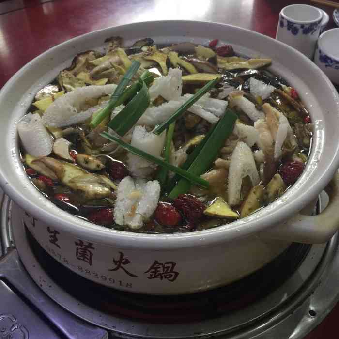 原林野生菌火锅-"这是第二次来吃了,味道一流.土鸡是武定的.