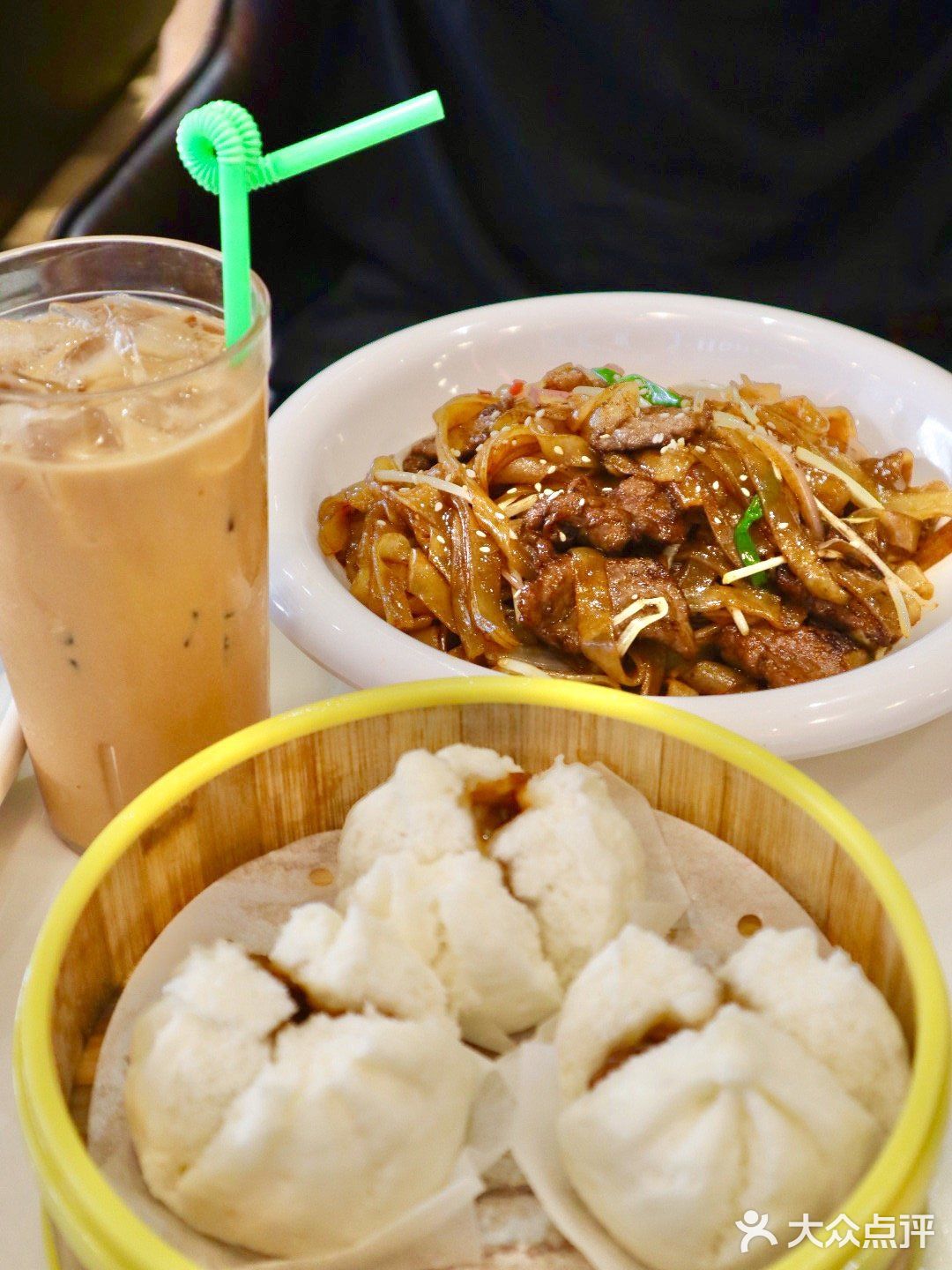 性价比可以说很高了！里面的话小菜和牛肉都挺多的