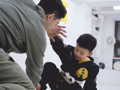 -菠萝格斗巴西柔术训练馆