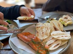 烟熏三文鱼配烤饺子皮和芥末籽酱-BOR Eatery(安福路店)