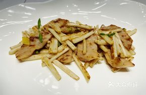 Peanut Sprout Stir-fried with Pork